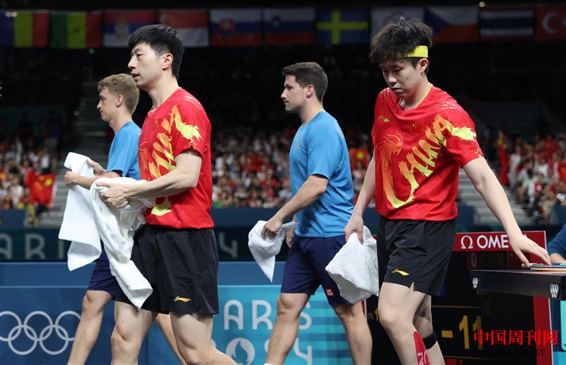 巴黎奧運(yùn)會(huì)乒乓球男團(tuán)金牌賽中，中國(guó)隊(duì)馬龍（左二）王楚欽（右一）出場(chǎng).jpg