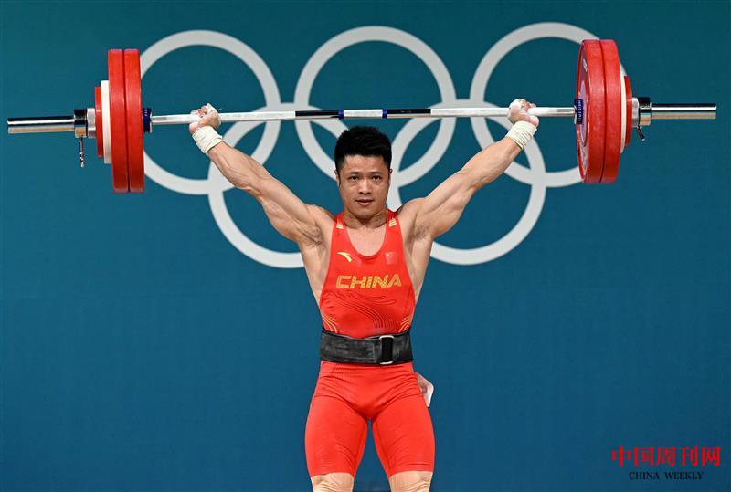 在巴黎奧運(yùn)會(huì)舉重男子61公斤級(jí)比賽中，中國(guó)選手李發(fā)彬奪得金牌。圖片來(lái)源：央視新聞.jpg