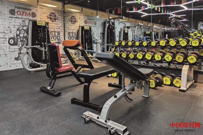 攝圖網(wǎng)_501190910_堆滿健身器材的健身房（企業(yè)商用）.jpg